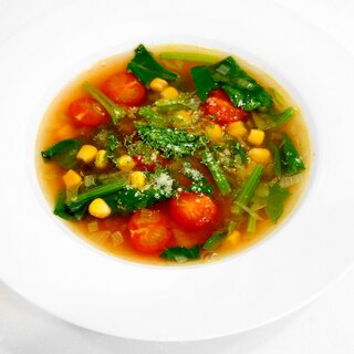 彩・味わい豊か！トマトとコーンとほうれん草のスープ